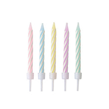 PAPSTAR 24 pastellfarbene Geburtstagskerzen mit Halter (6 cm, farblich sortiert) von PAPSTAR GmbH. Aufrecht in einer Reihe abgebildet - rosa, blau, gelb, lila und grün - vor einem schlichten weißen Hintergrund. Jede Schachtel enthält 10 Stück.