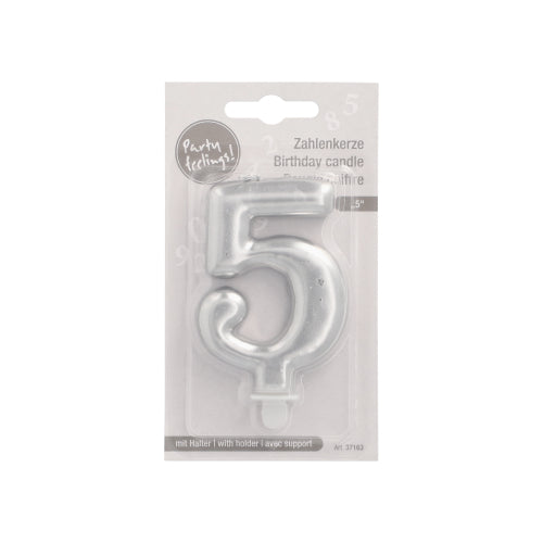 Die PAPSTAR GmbH Zahlenkerze mit Halter 7 cm "silber" ist eine metallische Zahlenkerze in Kunststoffverpackung mit englischem, deutschem und französischem Text. Sie verfügt über einen kleinen Halter an der Basis zum einfachen Aufstellen auf Torten.