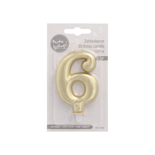 Eine goldene PAPSTAR Zahlenkerze mit Halter, geformt als Nummer 6 und 7 cm groß, ist in Plastik verpackt mit mehrsprachiger Beschriftung, Beschreibung der Geburtstagskerze und einem Party Greetings Logo oben links. Marke: PAPSTAR GmbH.