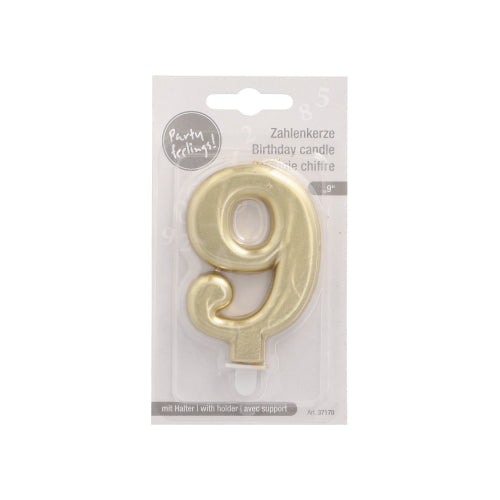 Die PAPSTAR Zahlenkerze mit Halter 7 cm "gold" von PAPSTAR GmbH ist eine goldene Nummer 9 Geburtstagskerze mit Halter, in Kunststoffverpackung und mehrsprachigem Etikett - ideal für die Tortendekoration bei Ihrer nächsten Feier.