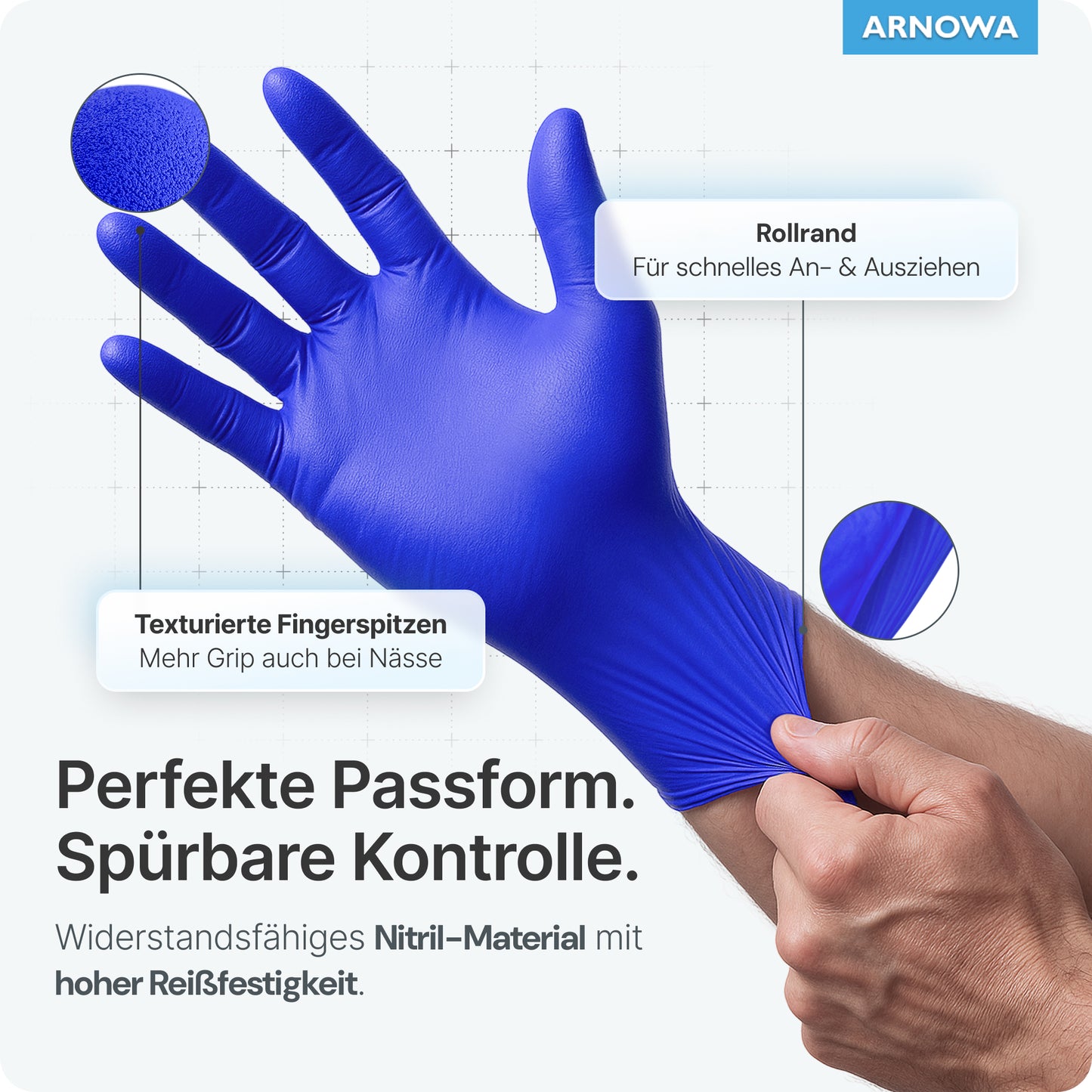 Egy kéz felhúz egy ARNOMED NITRIL OCEAN BLUE egyszer használatos kesztyűt az ARNOWA GmbH-tól, címkékkel a texturált ujjvégekre, felhajtott szélre, magas szakítószilárdságra és latexmentes anyagra. A német szöveg a méretet és további tulajdonságokat írja le.