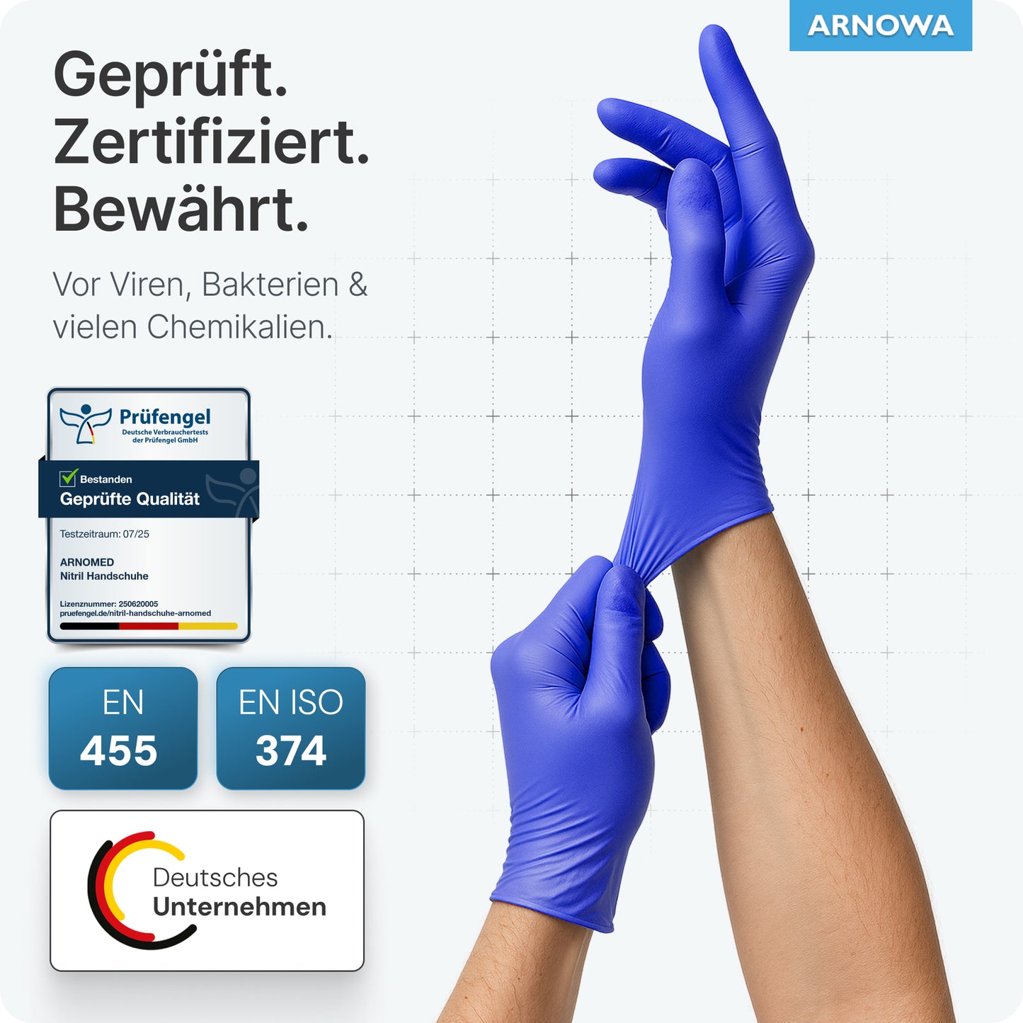 Egy személy ARNOMED NITRIL OCEAN BLUE egyszer használatos kesztyűket húz fel az ARNOWA GmbH-tól. A kép tanúsítványokat, vírus- és baktériumvédelmet, EN 455 & EN ISO 374 szabványokat, ARNOVA logót, német vállalati logókat mutat, és azt, hogy a kesztyűk latexmentesek.