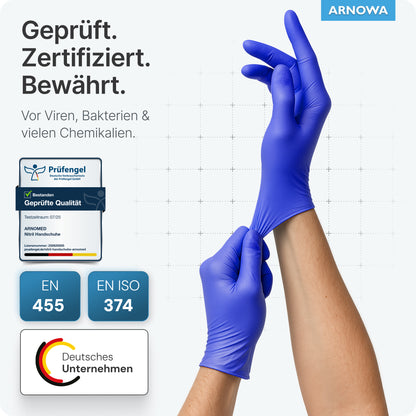 Egy személy ARNOMED NITRIL OCEAN BLUE egyszer használatos kesztyűket húz fel az ARNOWA GmbH-tól. A kép tanúsítványokat, vírus- és baktériumvédelmet, EN 455 & EN ISO 374 szabványokat, ARNOVA logót, német vállalati logókat mutat, és azt, hogy a kesztyűk latexmentesek.