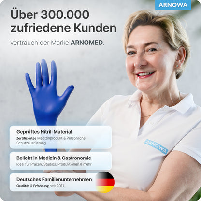 Egy nő fehér pólóban ARNOWA-logóval mosolyog és tart egy ARNOMED NITRIL OCEAN BLUE egyszer használatos kesztyűt az ARNOWA GmbH-tól - tanúsított, latexmentes nitril kesztyűk orvosi vagy gasztronómiai használatra, Németországban készült.