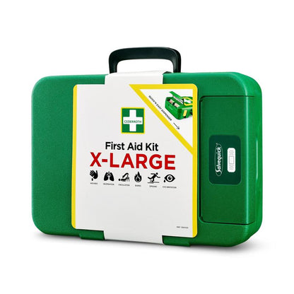 Egy nagy zöld műanyag Orkla Wound Care AB X-LARGE elsősegélydoboz | Csomag (1 darab) fekete fogantyúval, "First Aid Kit X-Large" felirattal és légzés, újraélesztés, keringés, rándulások és szemfertőzés szimbólumaival - ideális vészhelyzetekre.