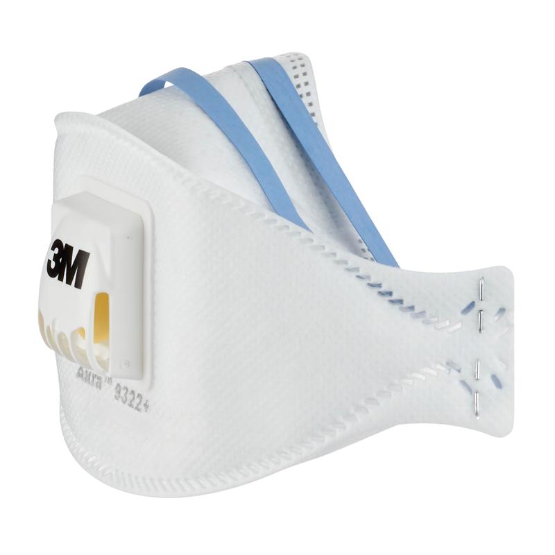 A 3M™ Aura™ Comfort Cool Flow™ részecske maszk 9322+ (FFP2) a 3M Deutschland GmbH-tól fehér dizájnnal, szeleppel, kék rugalmas fejpántokkal és látható varrásokkal rendelkezik, egyszínű háttér előtt ábrázolva.