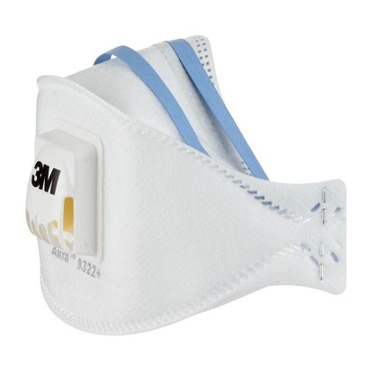 A 3M™ Aura™ Comfort Cool Flow™ részecske maszk 9322+ (FFP2) a 3M Deutschland GmbH-tól fehér dizájnnal, szeleppel, kék rugalmas fejpántokkal és látható varrásokkal rendelkezik, egyszínű háttér előtt ábrázolva.