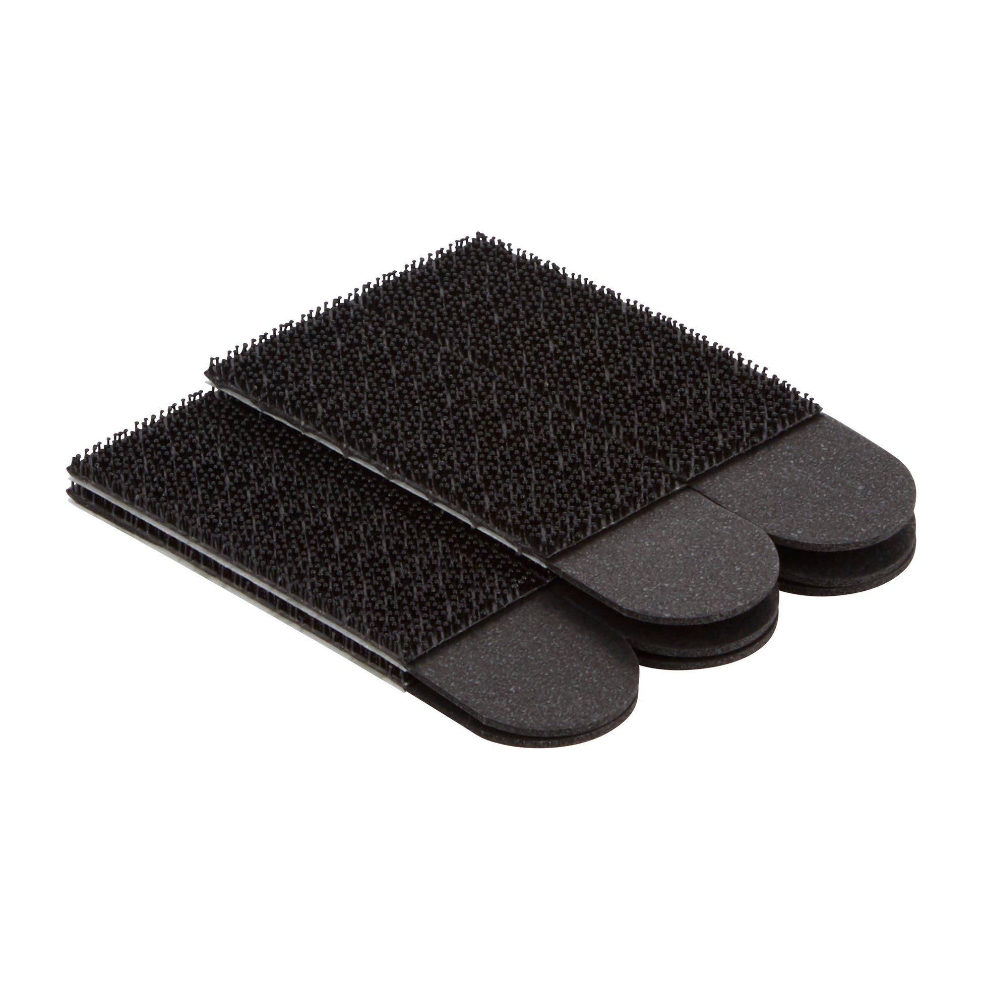 Vier schwarze, rechteckige Command™ Bilder-Montage Strips 17201BLK (Mittelgroße) von 3M Deutschland GmbH sind leicht versetzt auf weißem Hintergrund gestapelt und zeigen ihre strukturierten Oberflächen und abgerundeten Enden.