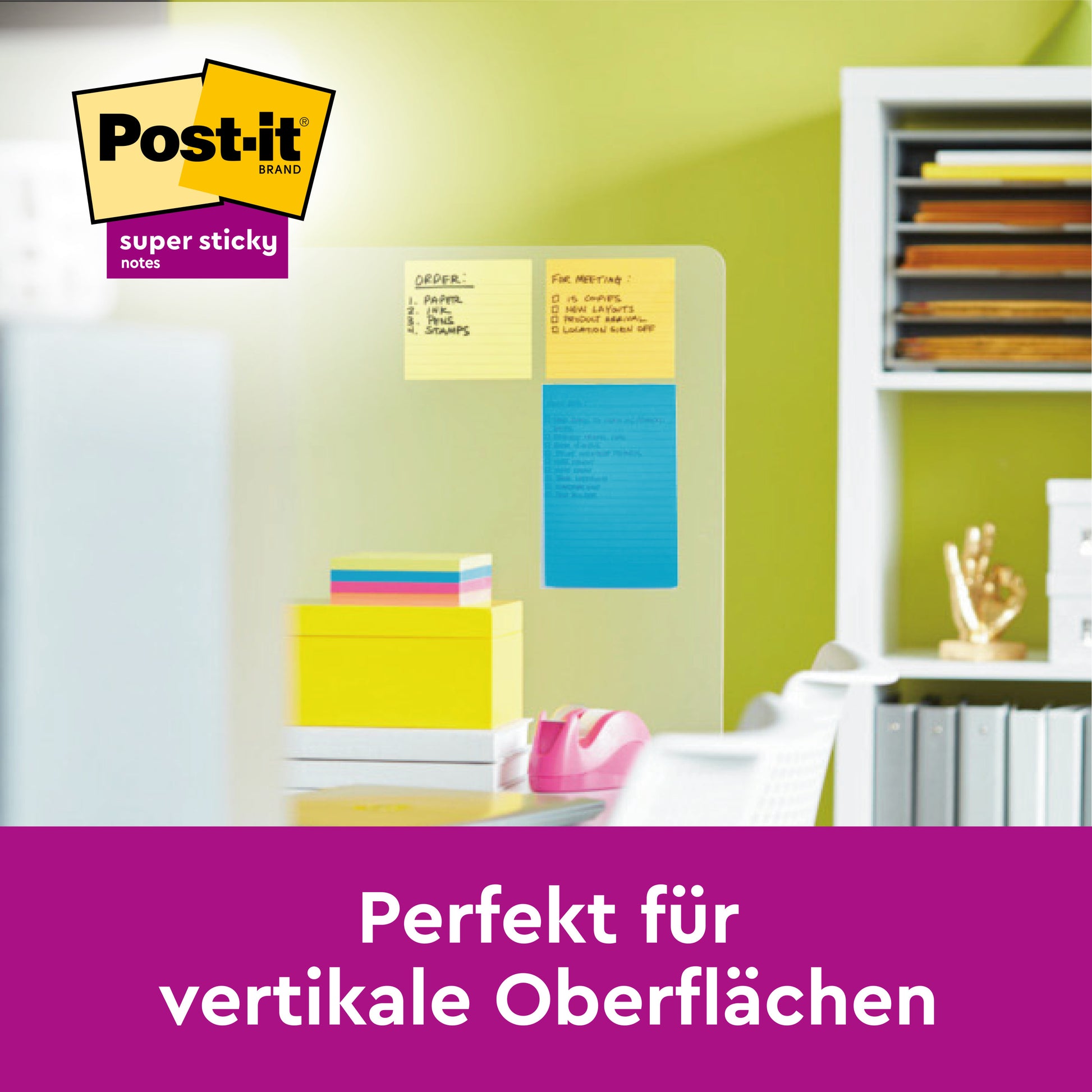 Ein gläserner Bürotrenner hält gelbe und blaue Post-it® Super Sticky Meeting Notes (203 mm x 153 mm, verschiedene Farben, 45 Blatt pro Block, 6 Blöcke/Packung) von 3M Deutschland GmbH. Im Hintergrund sind Schreibtischzubehör und Regale sichtbar.