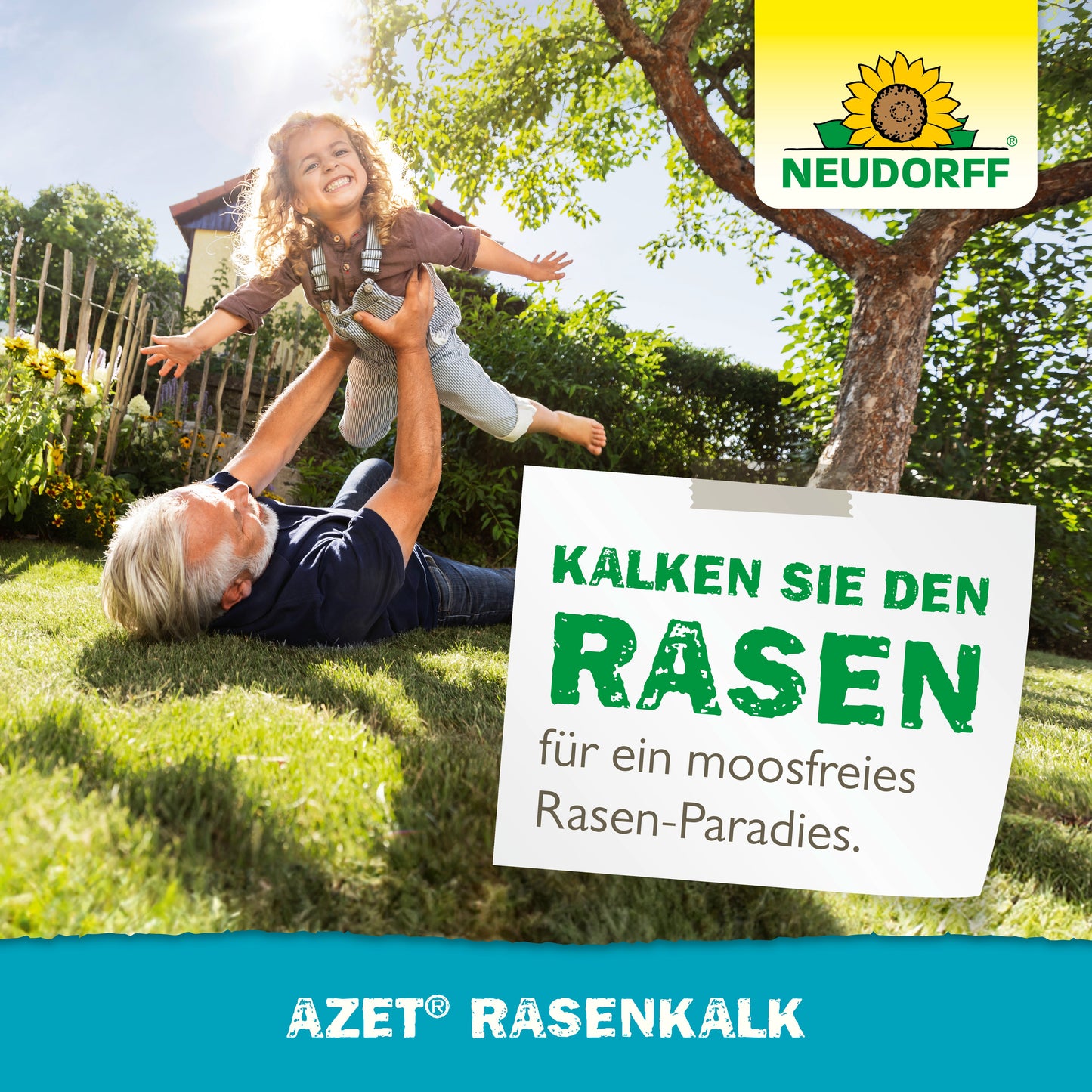 Ein älterer Erwachsener hebt auf einer sonnenbeschienenen Wiese ein lächelndes Kind über seinen Kopf. Ein Schild von Neudorff Shop wirbt für Azet RasenKalk: "Kalken Sie den Rasen für ein gesundes, moosfreies Grün.