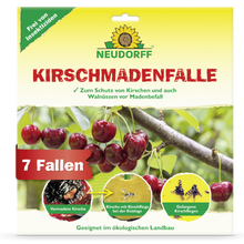 Die Vorderseite einer Neudorff Shop KirschmadenFalle zeigt reife Kirschen, Nahaufnahmen von Schäden durch die Kirschfruchtfliege, gefangene Maden und Fliegen. Der Text hebt die Eignung für die Bio-Kirschenernte hervor und dass die Packung 7 Fallen enthält.