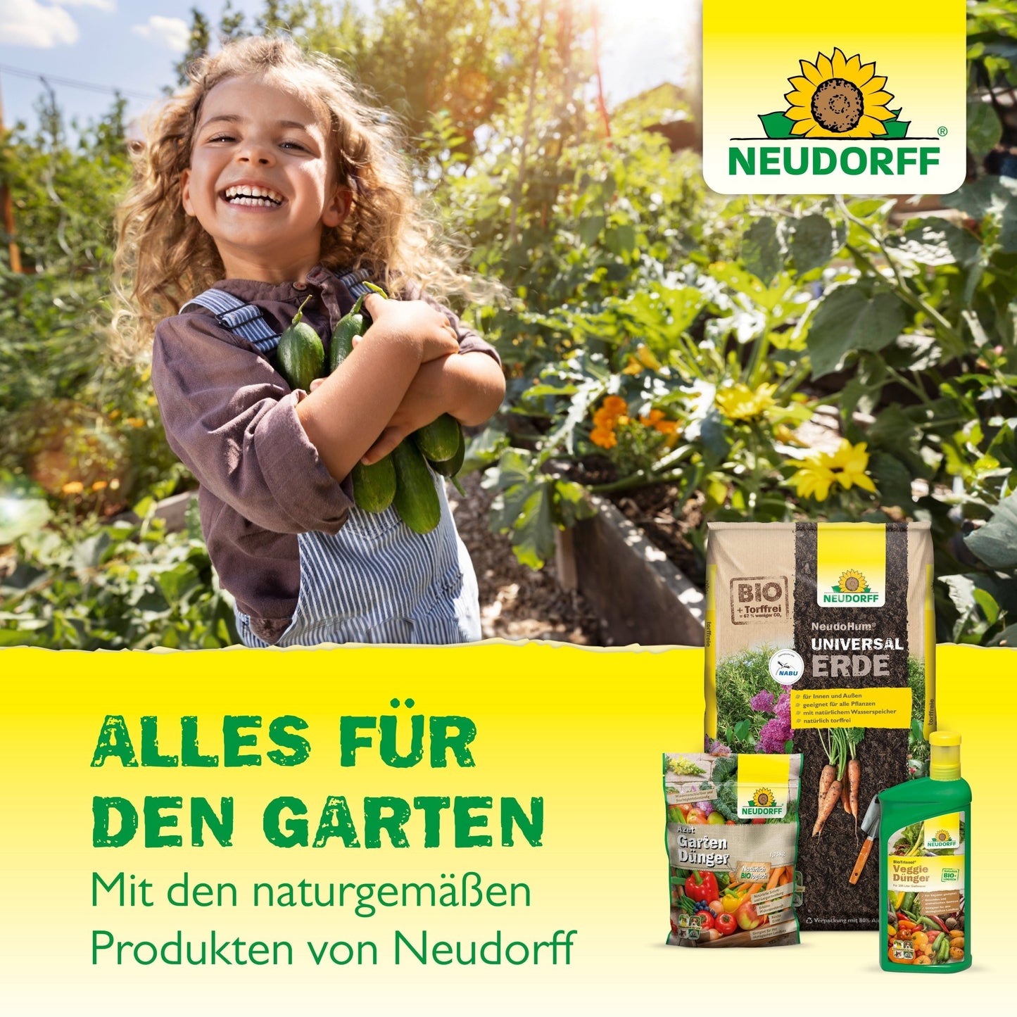 Egy mosolygós, göndör hajú gyerek uborkát tart egy zöldségeskertben. Az előtérben a Neudorff Shop (kis méretű) Gelbtafeln látható a Neudorff-logóval és német szöveggel.