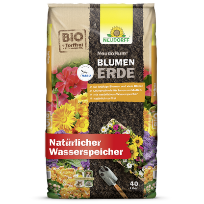 Egy 40 literes NeudoHum virágföld tasak a Neudorff Shopból virágmintákkal, egy kanállal és címkékkel, amelyek kiemelik a bio minőséget és a természetes víztárolást - tökéletes kerti növényekhez és kiváló minőségű növényi szubsztrátumhoz.