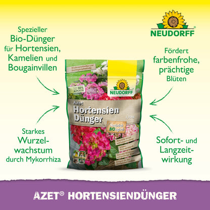 Ein Beutel Neudorff Shop Azet HortensienDünger steht aufrecht auf einem weißen Hintergrund mit grünen und gelben Akzenten und zeigt einen deutschen Text über seine Vorteile für Hortensien, Kamelien und Bougainvilleas in Ihrem Garten für eine wunderschöne Blüte.