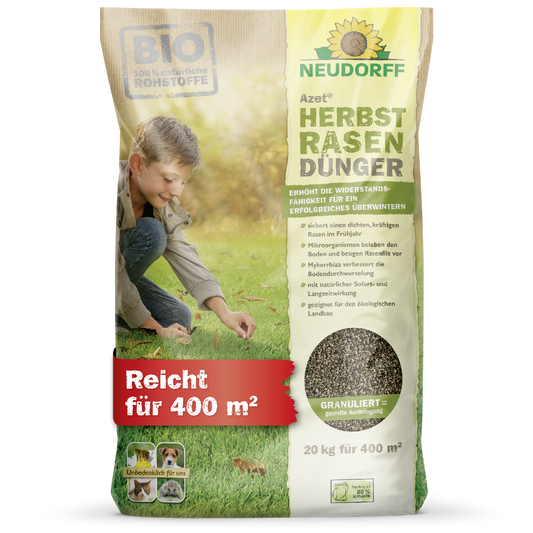Ein Beutel Neudorff Shop Azet HerbstRasenDünger zeigt einen Jungen und einen Hund auf saftigem Gras. Der granulierte Dünger behandelt bis zu 400 m², mit klaren Details und Anweisungen für die einfache Rasendüngung auf der Verpackung gezeigt.