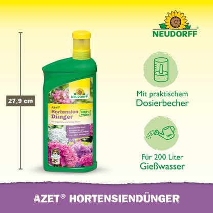 Egy 27,9 cm-es zöld Neudorff Shop Azet HortensienDünger folyékony üveg sárga kupakkal, praktikus mérőpohárral és címkével, amely rózsaszín hortenziákat ábrázol; elegendő 200 liter trágyakeverék elkészítéséhez.