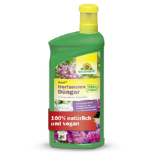 Eine grüne Flasche Neudorff Shop Azet HortensienDünger flüssig mit einer gelben Kappe. Das Etikett zeigt Blumen und die deutschen Sätze "100% vegan" und "100% natürlich und vegan".