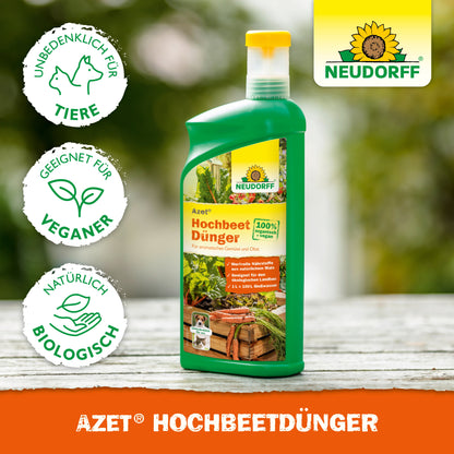 Eine grüne Flasche von Neudorff Shop Azet HochbeetDünger flüssig steht auf einem Holzgestell mit Pflanzen dahinter. Piktogramme weisen darauf hin, dass es tierversuchsfrei, vegan und als organischer Flüssigdünger reich an natürlichen Nährstoffen ist.