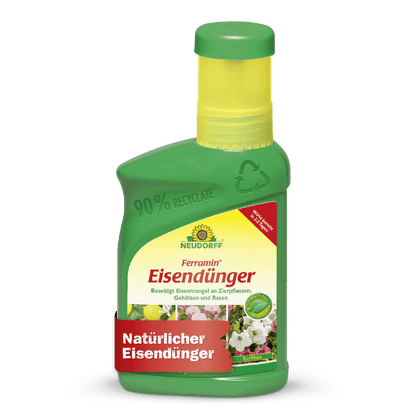 Egy zöld műanyag palack Neudorff Shop Ferramin vastrágyával sárga kupakkal, amelynek címkéjén a "természetes vastrágya" felirat szerepel, és dísznövények és gyepfelületek vas- és nitrogénhiány elleni trágyázására szolgál.