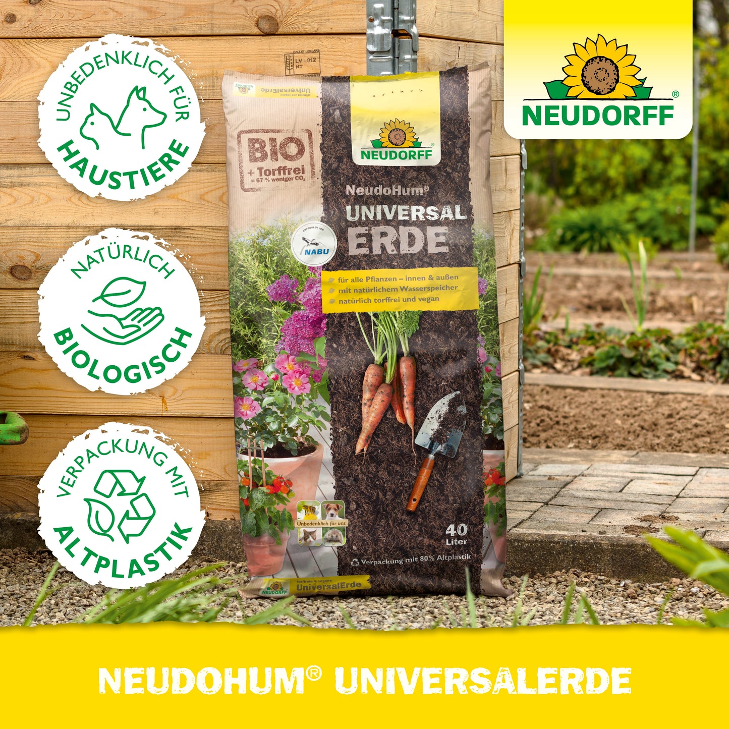 Ein Beutel Neudorff Shop NeudoHum UniversalErde steht aufrecht in einem Garten. Drei kreisförmige Symbole zeigen an, dass sie für Haustiere geeignet ist, aus biologischem Anbau stammt und aus recyceltem Kunststoff hergestellt wurde. Das Neudorff Shop-Logo befindet sich in der oberen rechten Ecke.