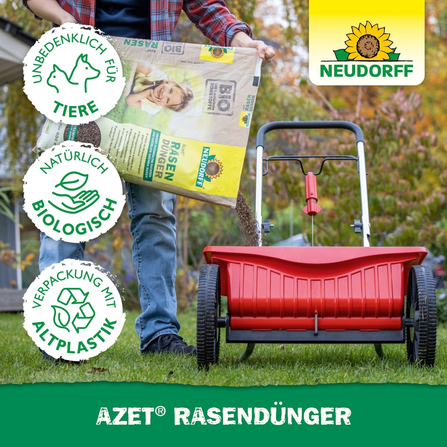 Egy személy piros szórót tölt meg Neudorff Shop Azet gyeptrágyával 2,5-5 kg, hogy elősegítse a sűrű gyepszőnyeget. Három szimbólum jelzi, hogy állatbarát, biológiailag természetes és újrahasznosított műanyagból készült. A Neudorff logó látható.