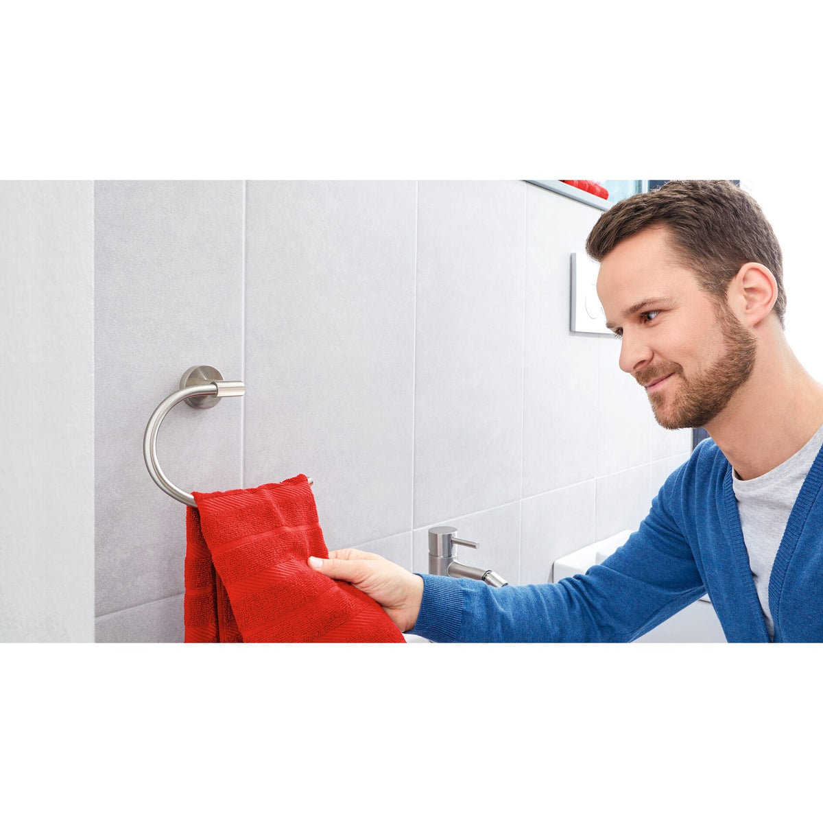 tesa Nooblesse Handtuchring, Edelstahloptik, inkl. Klebelösung – Anwendung