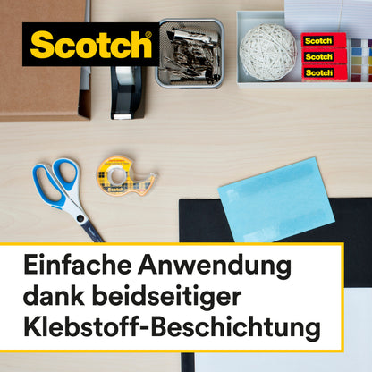 Ein Schreibtisch mit Büromaterialien wie Schere, Klebebandabroller, 3M Scotch® doppelseitiges Klebeband (Nachfüllpackung, 2 Rollen, 12 mm x 6,3 m), Büroklammern, Gummibänder, Haftnotizen und Umschläge. Deutscher Text: "Einfache Anwendung dank beidseitiger Klebstoff-Beschichtung.
