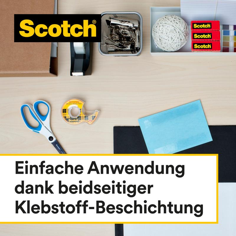 Egy íróasztal irodaszerekkel, köztük 3M Deutschland GmbH Scotch® kétoldalas ragasztószalag (1 tekercs, 12 mm x 33 m); német szöveg kiemeli az egyszerű alkalmazást. Továbbá jelen van: olló, ragasztószalag adagoló, gumiszalagok, iratkapocs tartó és papírok.