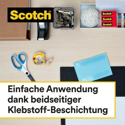Egy íróasztal irodaszerekkel, köztük 3M Deutschland GmbH Scotch® kétoldalas ragasztószalag (1 tekercs, 12 mm x 33 m); német szöveg kiemeli az egyszerű alkalmazást. Továbbá jelen van: olló, ragasztószalag adagoló, gumiszalagok, iratkapocs tartó és papírok.