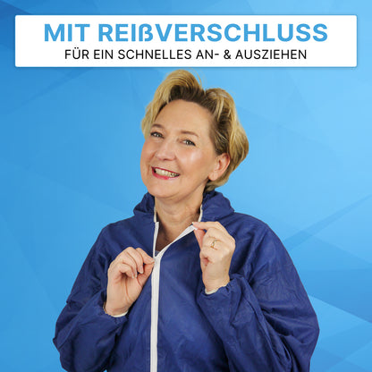 Eine Frau verschließt den ARNOMED COVER PP-OVERALL BLUE Einmaloverall mit Kapuze aus PP-Vlies von ARNOWA GmbH. Über ihr steht der deutsche Text: "MIT REIßVERSCHLUSS FÜR EIN SCHNELLES AN- & AUSZIEHEN" auf blauem Hintergrund.