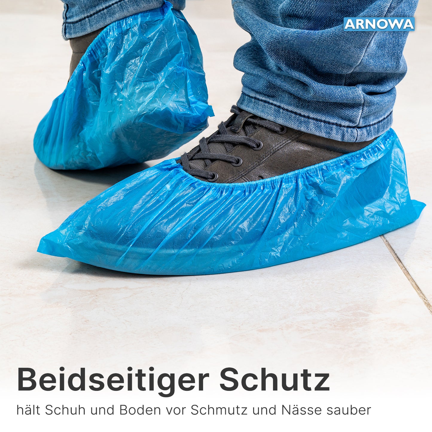 Eine Person trägt ARNOMED CPE Schuhüberzieher von ARNOWA GmbH über dunklen Schuhen auf hellen Fliesen. Am Bildrand wird für den Schutz von Schuhen und Böden vor Schmutz und Feuchtigkeit geworben. Beutel mit 100 Stück, wasserdicht, Einweg.