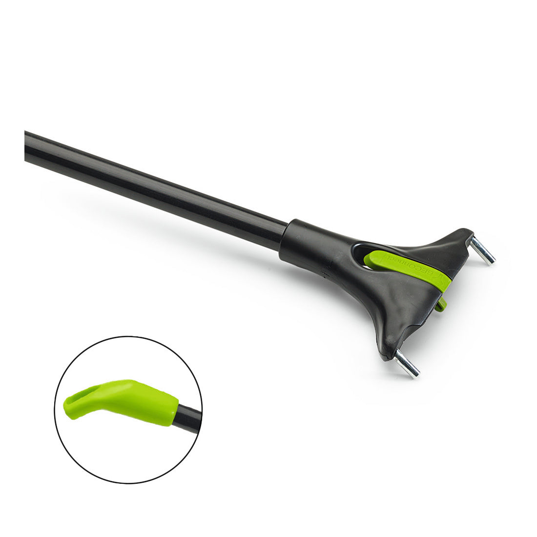 Die Nölle Profi-Bürste BECOnnect verfügt über einen 150 cm langen Glasfaser-Stiel (Ø 22 mm) mit einem grünen krallenartigen Ende und zwei Metallzinken. Eine Nahaufnahme zeigt das Krallenelement aus einem anderen Blickwinkel. Marke: Nölle Profi Brush Bürsten- & Pinseltechnik e.K.