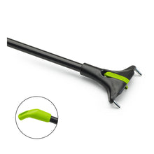 Die Nölle Profi-Bürste BECOnnect verfügt über einen 150 cm langen Glasfaser-Stiel (Ø 22 mm) mit einem grünen krallenartigen Ende und zwei Metallzinken. Eine Nahaufnahme zeigt das Krallenelement aus einem anderen Blickwinkel. Marke: Nölle Profi Brush Bürsten- & Pinseltechnik e.K.