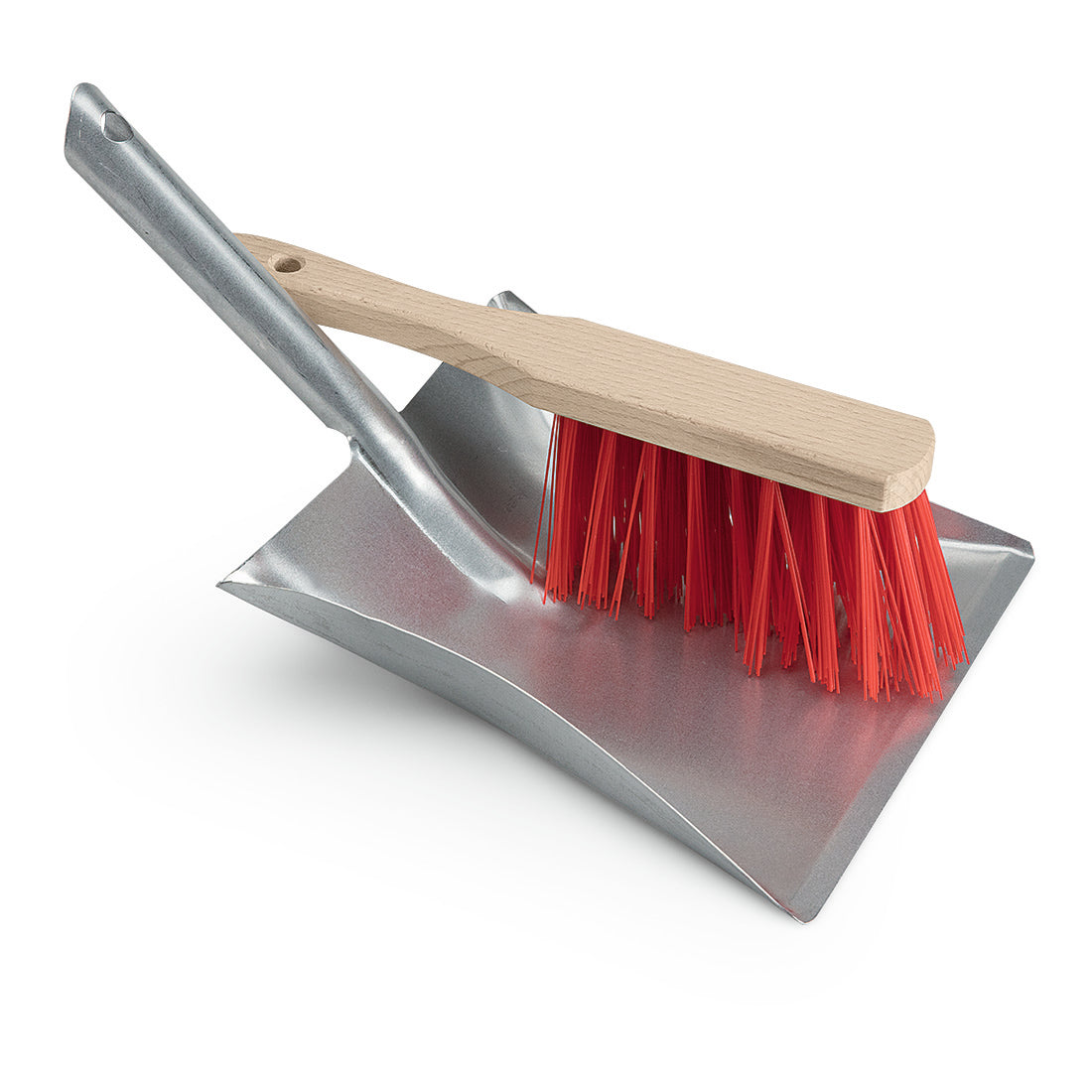 A Nölle Profi Brush Kehrgarnitur (verzinkte Metallschaufel mit Handfeger 28 cm, rote Borsten) der Marke Nölle Profi Brush Bürsten- & Pinseltechnik e.K., Handfeger diagonal auf der Schaufel, vor weißem Hintergrund.
