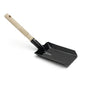 Die Nölle Profi Brush Kohleschaufel hat eine 38x11 cm große, schwarz lackierte Metallklinge und einen hellen Holzgriff, der vor einem schlichten weißen Hintergrund abgebildet ist. Marke: Nölle Profi Brush Bürsten- & Pinseltechnik e.K.