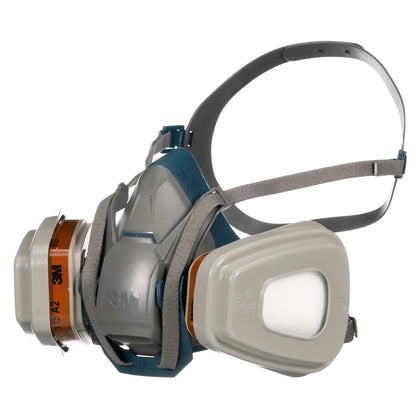 A 3M Deutschland GmbH 3M™ Quick Latch légzésvédő maszk 6502QLKIT-1 cserélhető A2P3 szűrőkkel (1x6502, 2x6055, 2x5935, 2x501) állítható szürke pántokat és egy szürke-kék maszkburkolatot mutat látható logóval.