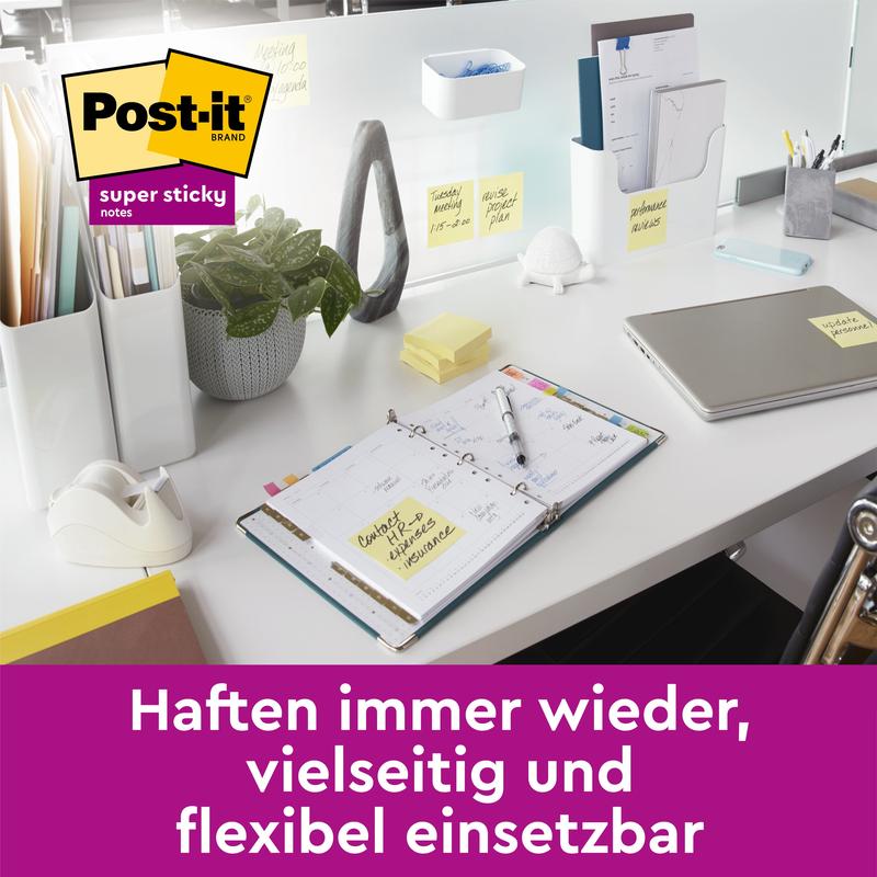 Egy rendezett íróasztal laptoppal, tervezővel, készletekkel és Post-it® Super Sticky Notes (47,6 x 47,6 mm, 90 lap/blokk, 100% PEFC) a 3M Deutschland GmbH-tól, tárgyakra rögzítve. Alul szöveg németül: "Többször is tapad..."