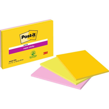 Egy csomag nagyméretű Post-it® Super Sticky Notes a 3M Deutschland GmbH-tól három sárga és rózsaszín jegyzetlap halom mellett. A csomagolás a 3M logót, növényi alapú ragasztó szimbólumot és 100% PEFC-t mutat.