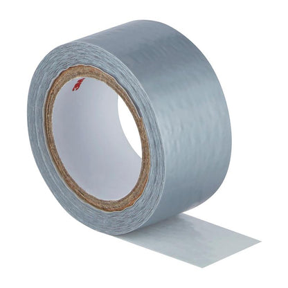 Egy tekercs Scotch® Extremium™ univerzális ragasztószalag a 3M Deutschland GmbH-tól (3 m x 19 mm) rövid darabon letekerve, laposan fekszik, így látható a ragasztós oldal és a finoman texturált ezüst felület.