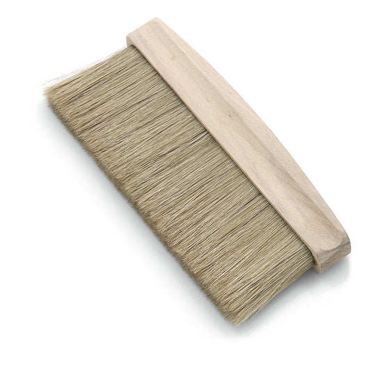 A Nölle Profi Brush festőporoló (17 cm, világos sörtekeverék, 55 mm) a Nölle Profi Brush Bürsten- & Pinseltechnik e.K.-tól széles fa nyéllel és sűrű világos sörtékkel rendelkezik - ideális felújítási munkákhoz. Fehér háttér előtt ábrázolva.