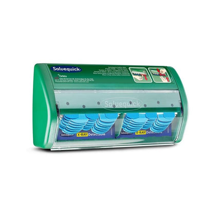 Egy zöld Salvequick röntgendetektálható sebtapasz adagoló az Orkla Wound Care AB-től, amely 2x30 gipsz utántöltőt tartalmaz, fehér háttérre van rögzítve, a használati utasítás pedig a jobb felső sarokban van a tartályra nyomtatva.