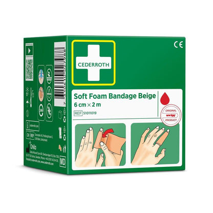 Egy zöld doboz "Cederroth puha habkötés bézs 6 cm x 2m | Csomag (1 darab)" felirattal az Orkla Wound Care AB-től kézre való kötéseket ábrázol, egy piros cseppszimbólumot, szimbólumokat és oldalsó kapcsolati adatokat.