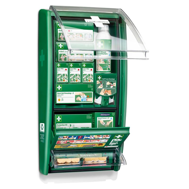 Az Orkla Wound Care AB Cederroth elsősegély-állomása egy zöld, falra szerelhető elsősegély-doboz átlátszó, nyitott fedéllel, amely feliratozott rekeszekben kötszereket, égési gélkötszereket, útmutatókat és oldatokat tartalmaz. (1 csomag/doboz).