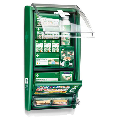 Az Orkla Wound Care AB Cederroth elsősegély-állomása egy zöld, falra szerelhető elsősegély-doboz átlátszó, nyitott fedéllel, amely feliratozott rekeszekben kötszereket, égési gélkötszereket, útmutatókat és oldatokat tartalmaz. (1 csomag/doboz).