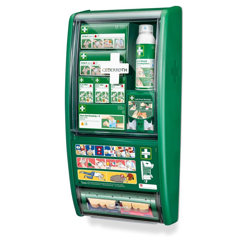 Az Orkla Wound Care AB Cederroth elsősegély-állomása egy zöld, falra szerelhető elsősegély-készlet, amely egy csomagban érkezik kötszercsomagokkal, sebpermettel, égési gélkötszerekkel, puha hab- és ragasztókötésekkel, valamint egy illusztrált útmutatóval az előlapon.