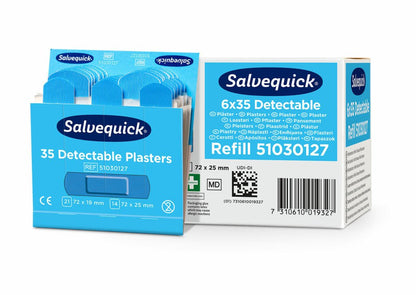 Egy kék doboz "Cederroth 6 Set Salvequick Detectable Pflaster (35 darab) kék" felirattal az Orkla Wound Care AB-től egy utántöltő doboz mellett áll - ideális a sebek ellátására a kifutó Cederroth Detectable Pflasterrel.