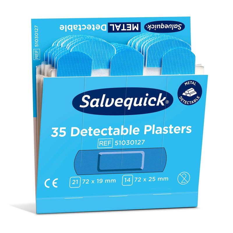 Egy nyitott doboz Orkla Wound Care AB Kék detektálható sebtapasz (35 darab/bánya, 6-os csomag) kék fémérzékelhető sebtapaszokat mutat, ideális az élelmiszeripar számára, jól látható méret- és mennyiségjelölésekkel.