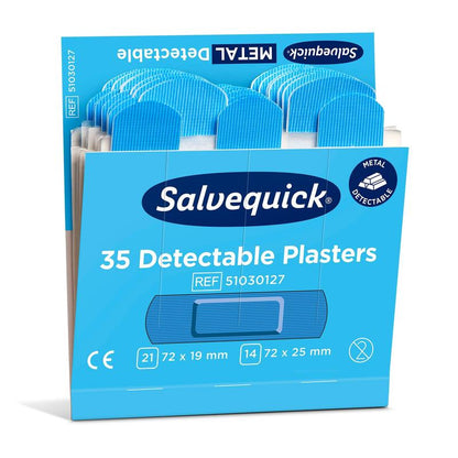 Egy nyitott doboz Orkla Wound Care AB Kék detektálható sebtapasz (35 darab/bánya, 6-os csomag) kék fémérzékelhető sebtapaszokat mutat, ideális az élelmiszeripar számára, jól látható méret- és mennyiségjelölésekkel.