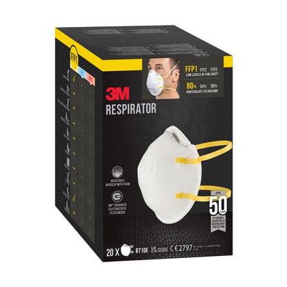 Egy 3M™ 8710E részecskemaszk, FFP1, szelep nélküli doboz a 3M Deutschland GmbH-tól van ábrázolva. Az elülső oldal a maszkot mutatja sárga szalagokkal, kiemeli az FFP1 védelmet és jelzi, hogy 50 maszk van kartononként.