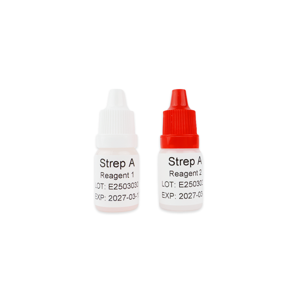 Két üvegcse az Altruan Strep A - Bisaf Professional 25 teszt készletből, "Strep A Reagent 1" (fehér kupak) és "Strep A Reagent 2" (piros kupak) felirattal, amelyek tétel- és lejárati dátumokat mutatnak a torokváladék gyorsteszthez.